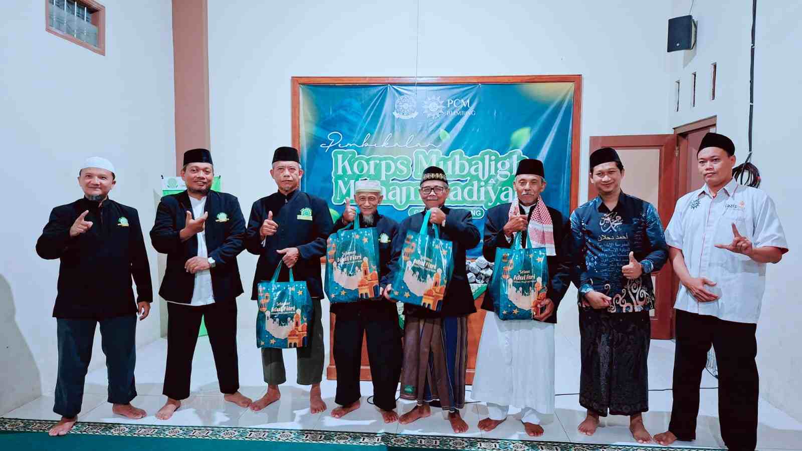 Mubaligh KMM Blimbing Terima Bingkisan Lebaran dari Lazismu