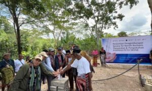 Mencoba sarana air besih yang baru diresmikan. (ist)