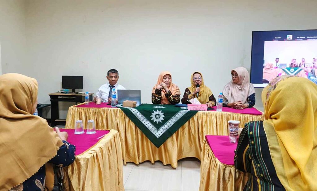 Pembicara sedang memberikan materi public speaking. (ist)