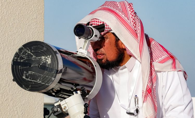 Pengamatan hilal oleh otoritas rukyat Arab Saudi. (afp)
