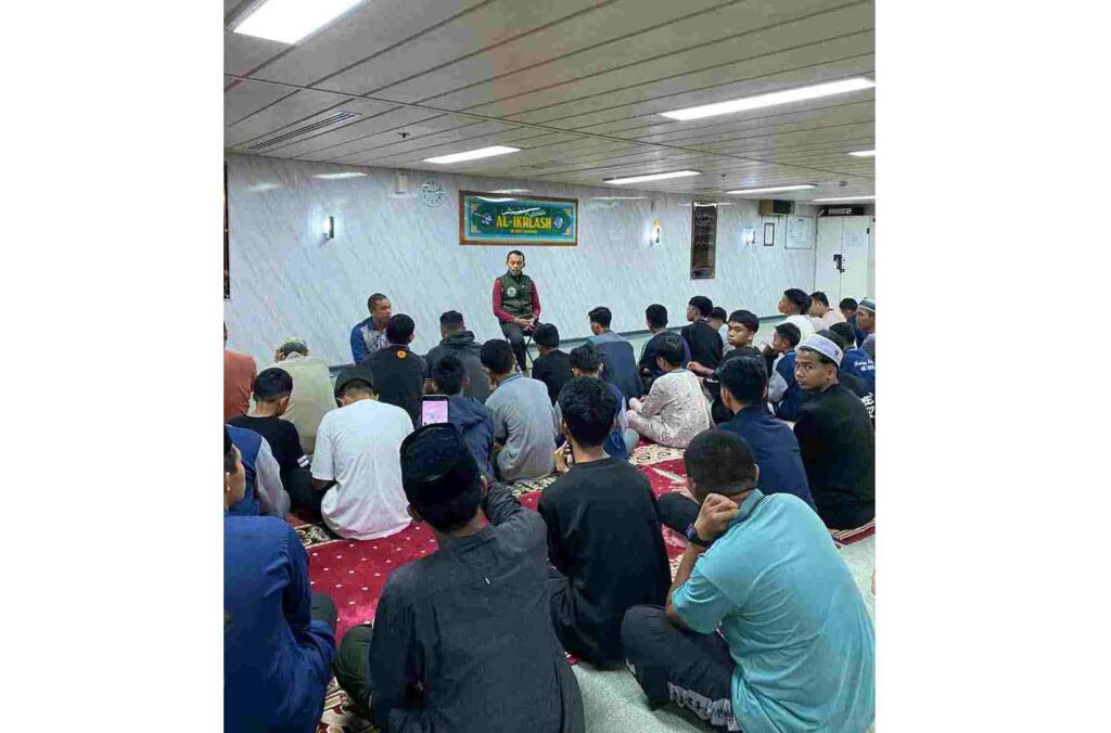 Santri SMA Istiqamah MBS Samarinda Laksanakan Tarawih Pertama di Atas Kapal KM Bukit Siguntang