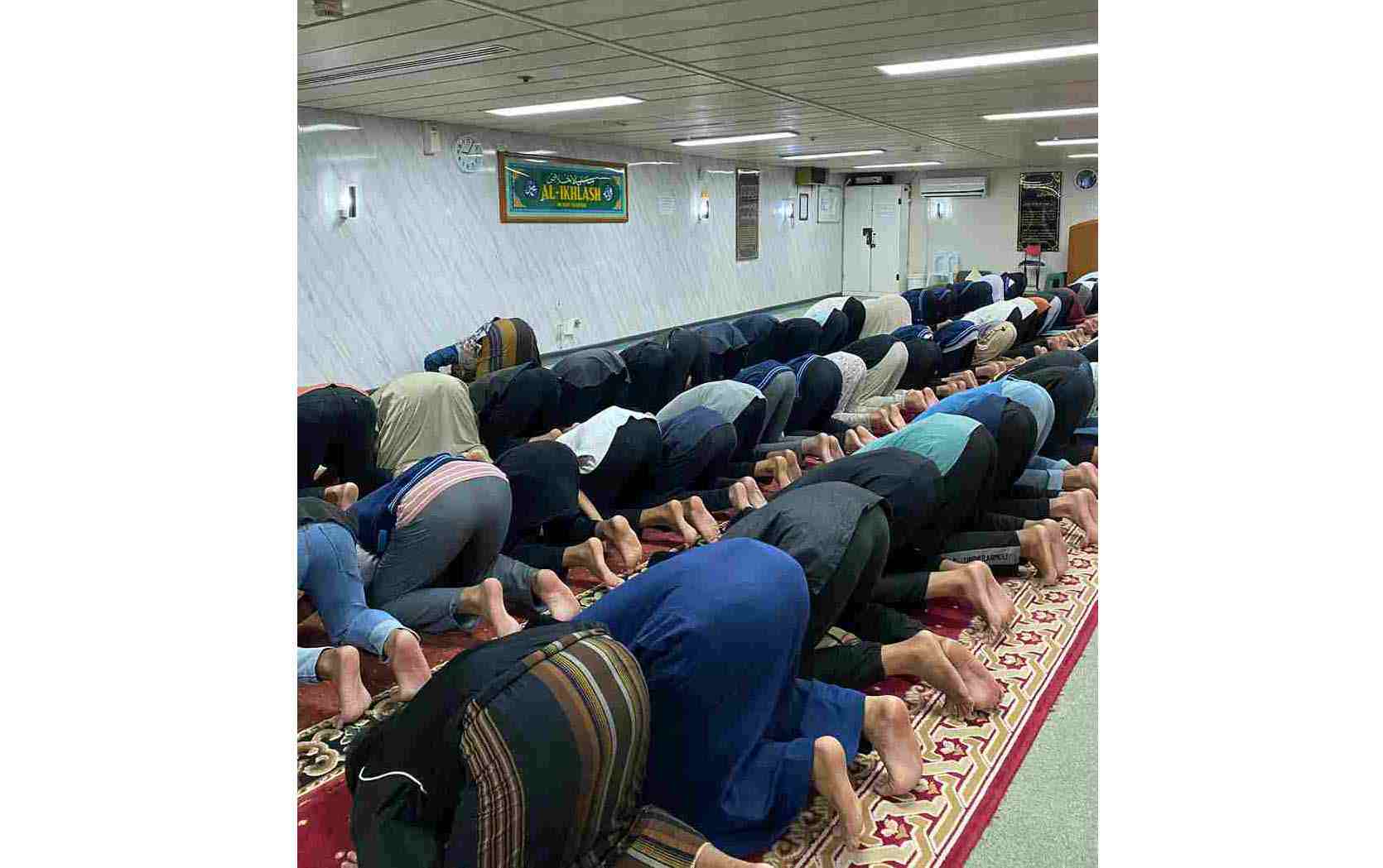 Santri SMA Istiqamah MBS Samarinda Laksanakan Tarawih Pertama Di Atas Kapal KM Bukit Siguntang