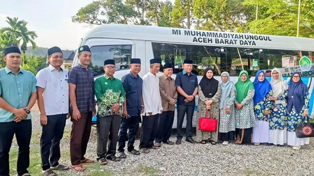Bus sekolah batuan dari pemerintah.