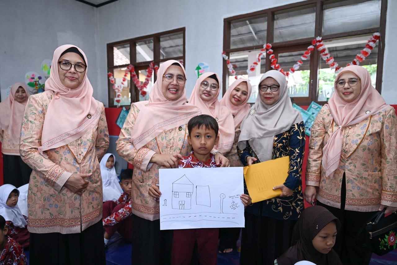 Para siswa diajak menggambar rumah impian dalam kunjungan DWP Kemendikdasmen. (ist)