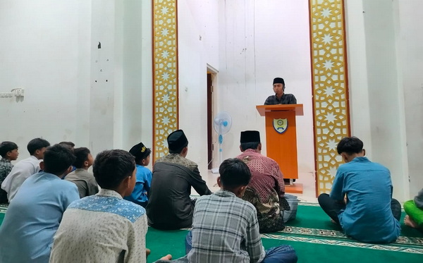 Ust. Fathoni memberikan tausiah di Masjid Hamas school. (ist)