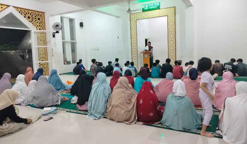 Suasana kultun tarawih di hari pertama Ramadan di Masjid Hamas School. (ist)