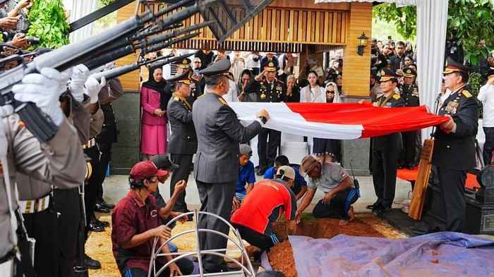 Upacara pemakaman almarhumah Meriyati Roeslani Hoegeng di Makam Giri Tama, Bogor. (ist)