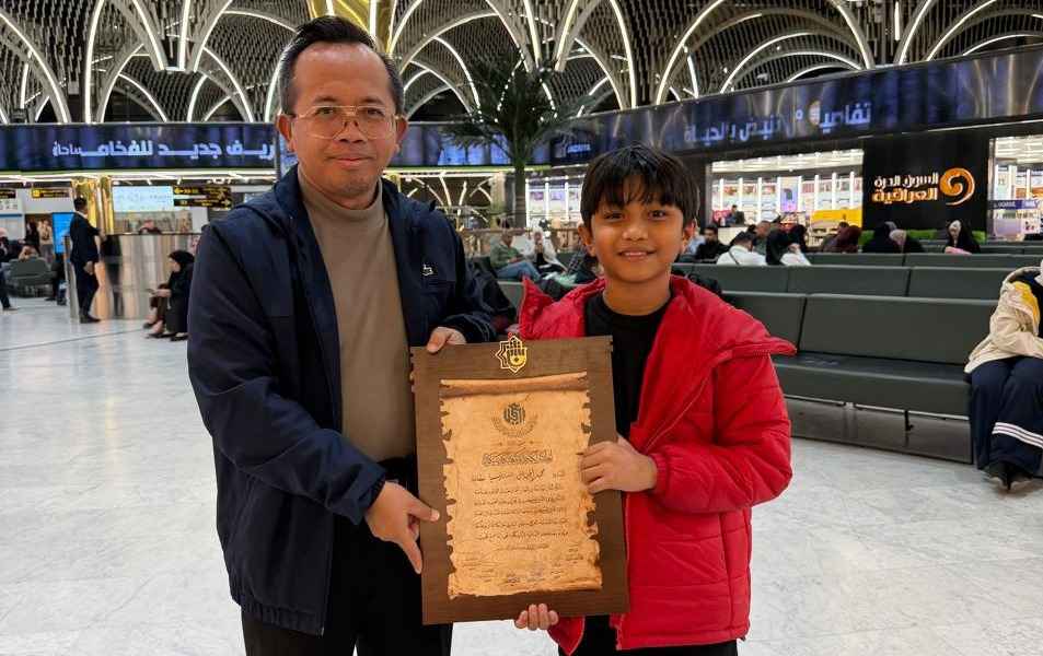 M. Zian Fahrezi (kanan) berhasil meraih Juara kategori anak-anak dalam ajang Musabaqah Tilawatil Qur’an (MTQ) Internasional Al-Ameed ke-3. (ist)