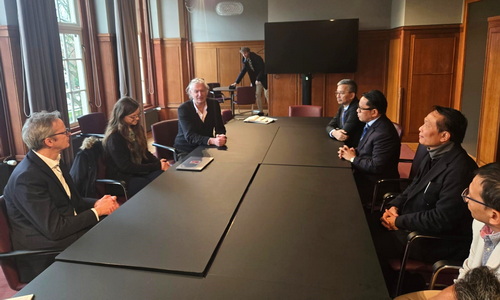 Tim Kemenag RI saat berdialog dengan tim Leiden University di Belanda. (ist)