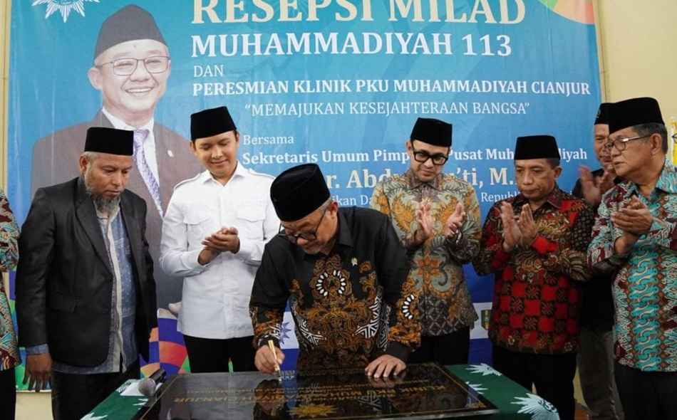 Abdul Mu'ti saat meresmikan klinik pratama di lokasi pascagempa Cianjur. (ist)