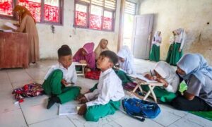 Murid-murid madrasah tetap ikhlas belajar meski dengan kondisi ruang kelas seadanya. (ist)