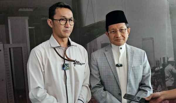 Menag Nasaruddin Umar (kanan) bersama jubir KPK di gedung KPK. (ist)