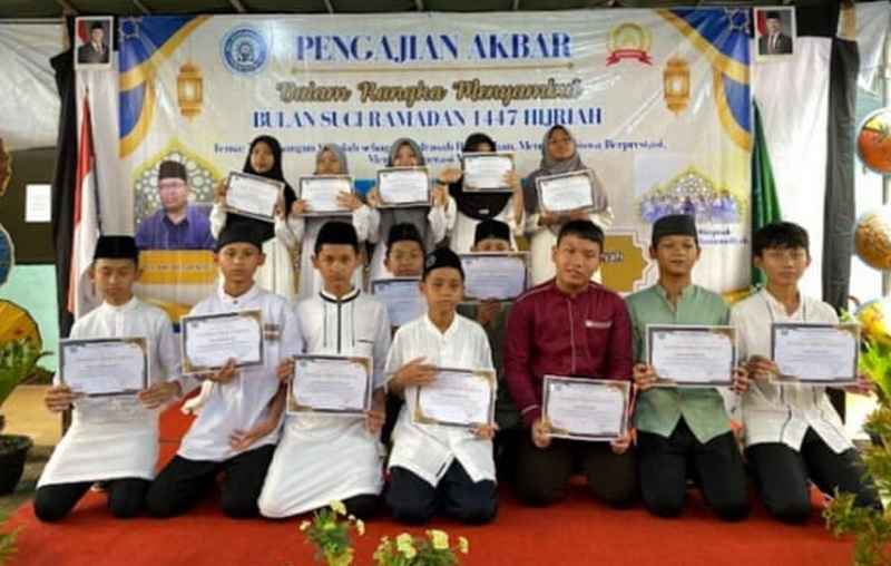 Pemberian penghargaan bagi santri penghafa Al Qur'an. (ist)