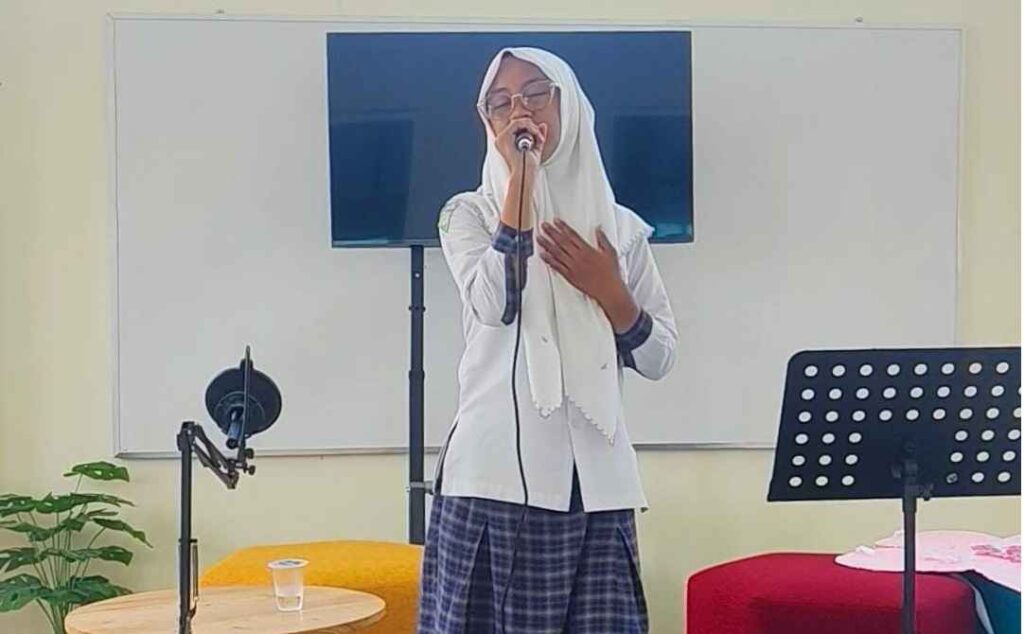 Regita Cahyani Putri saat berlatih di multimedia room Hamas School. (ist)