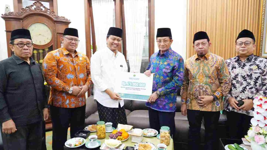 Menag menyerahkan bantuan untuk Pondok Pesantren API ASRI Syubbanul Wathon, Magelang. (ist)