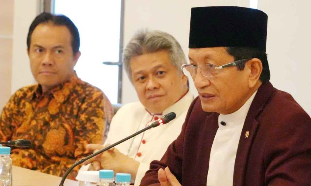 Menag Nasaruddin Umar dalam bersilaturahmi dengan para tokoh lintas agama.(ist)