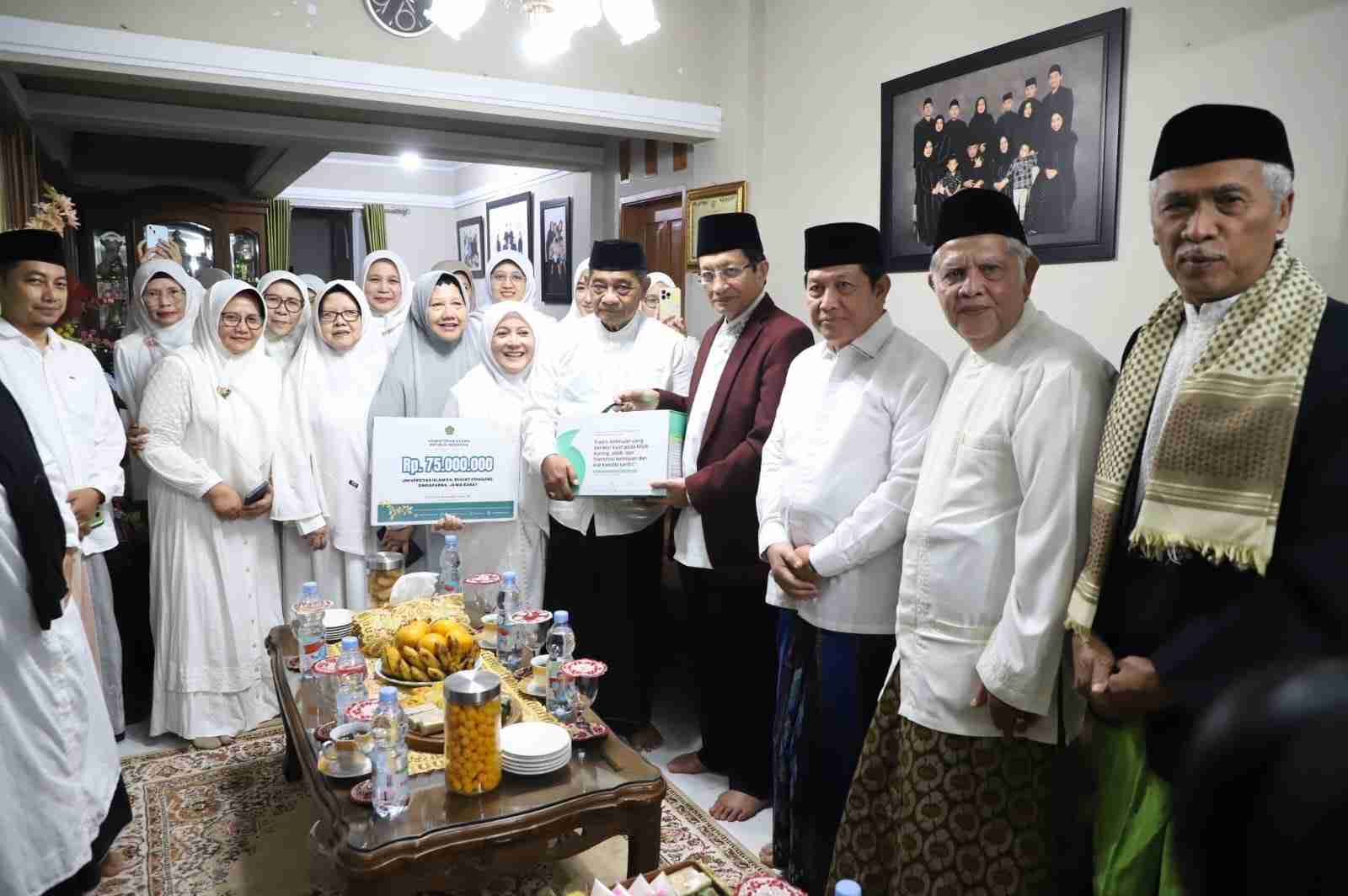 Menag Nasaruddin Umar menyerahkan bantuan untuk Universitas Islam KH. Ruhiat Cipasung. (ist)