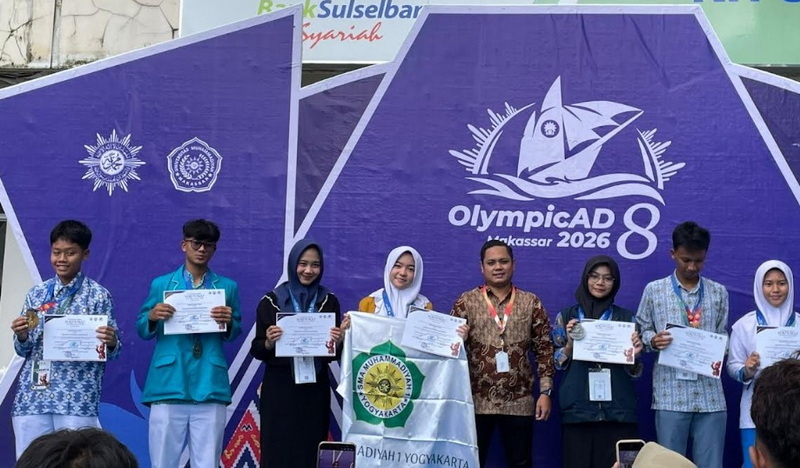 Kebanggaan para juara OlimpicAD 8. (ist)