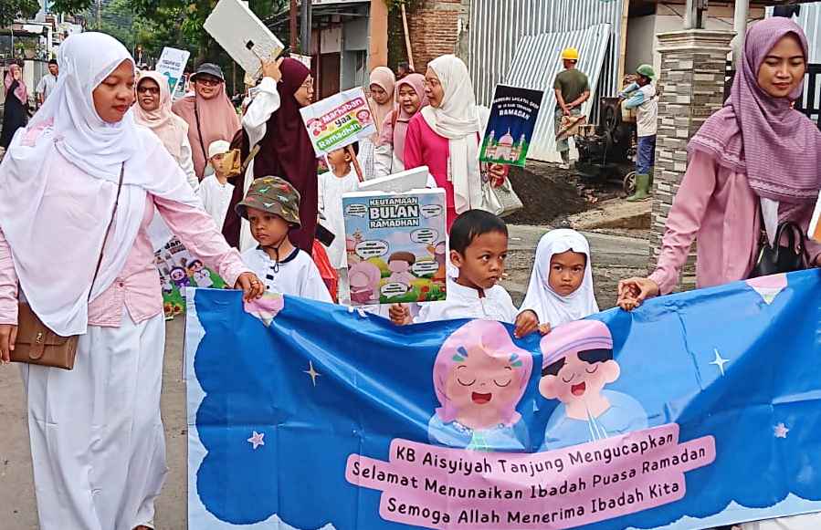 Keluarga besar AUM Tanjung ikuti jalan sehat sambut Ramadan. (ist)
