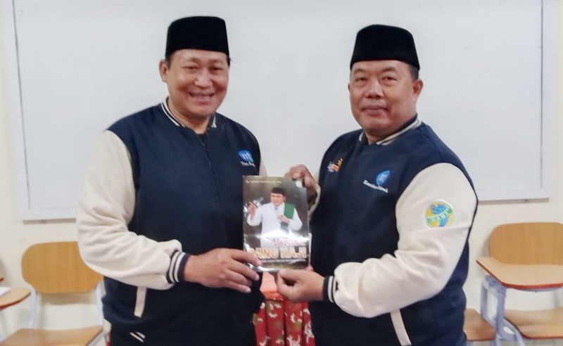 Dr. Hairul Warizin (kanan) penulis buku “Nasihat Bang Haji”