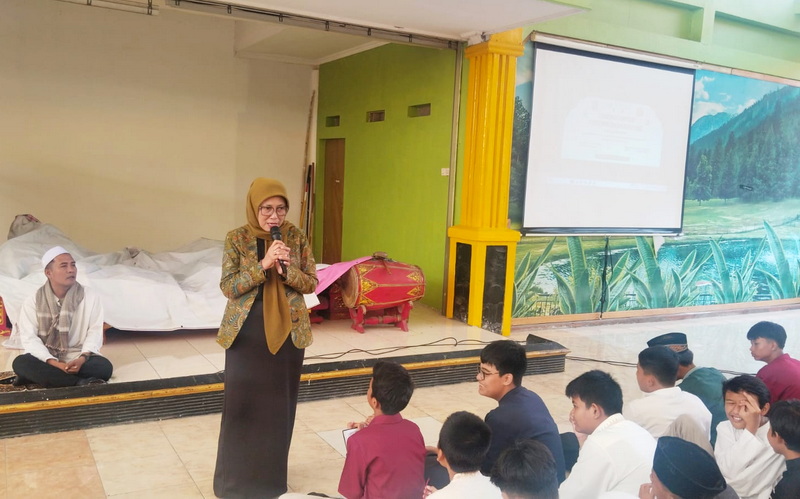 Kepala SMP Negeri 16 Surabaya, Dra. Fadjarijah Nurulita, M.Pd., saat meluncurkan Sajadah App. (ist)