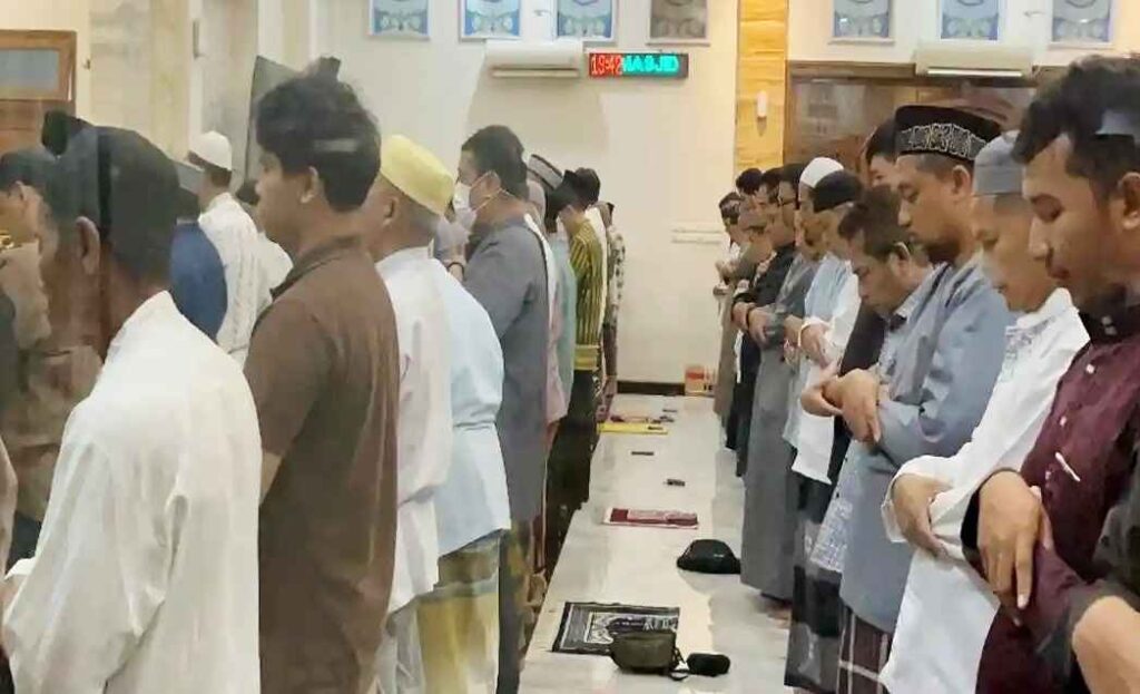Salat tarawih di Masjid Al Badar, Kertomenanggal Surabaya. (tribun)