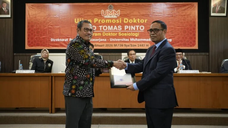 Julio Tomas Pinto (kanan) raih Gelar Doktor dari UMM. (ist)