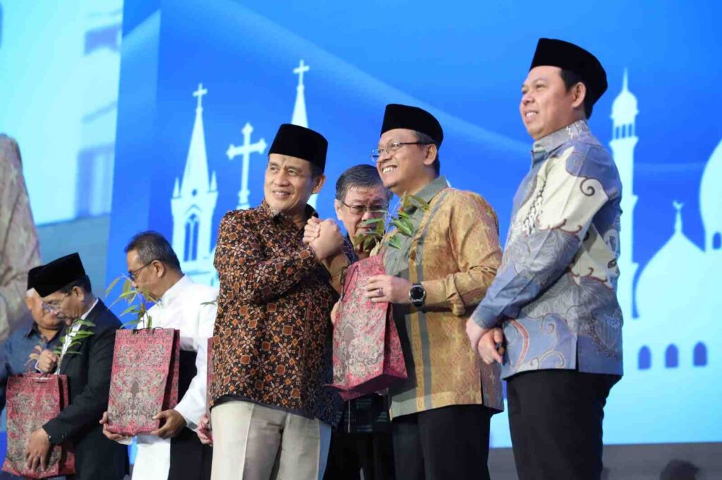 Wakil Menteri Agama Romo Syafi'i menyerahkan bibit pohon secara simbolis kepada tokoh agama.(ist)