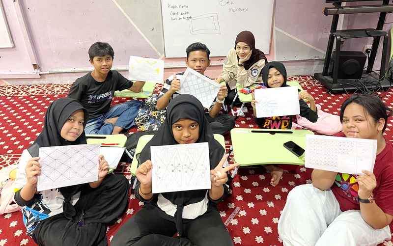 Anak-anak pekerja migran Indonesia mendapatkan bimbingan mahasiswa KKN UMM. (ist)