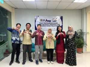 Kelompok mahasiwa KKN UMM di Malaysia. (ist)