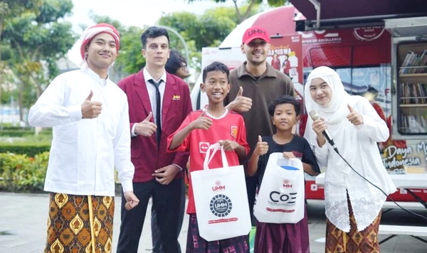 Sosok “KH. Ahmad Dahlan” dan “Siti Walidah” mengajak literasi anak. (ist)