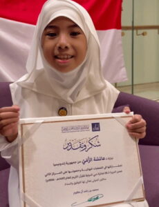 Aisyah menunjukkan piagam penghargaan yang diperolehnya. (ist)