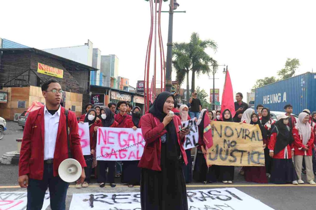 Pengawalan Polisi Ketat, PC IMM Ahmad Dahlan Kota Surakarta Gelar Aksi Bagi Takjil dan Mimbar Bebas