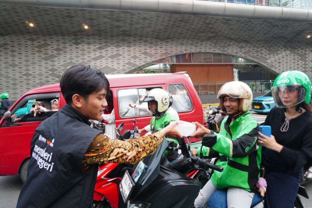 Gandeng FOZ, Lazismu Bagikan Ratusan Paket Takjil di Bundaran HI