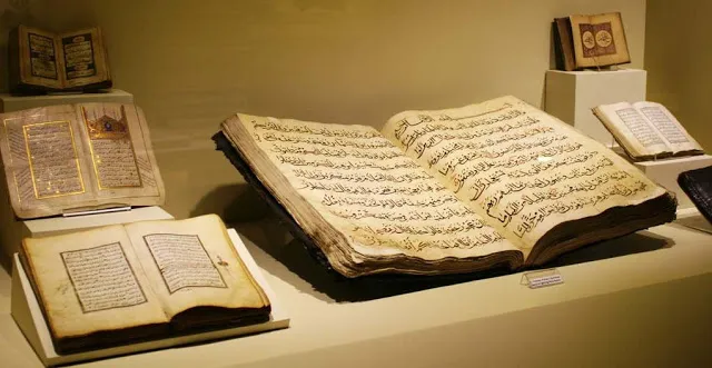 Ilustrasi: Al Qur’an tulisan tangan zaman dulu yang kini tersumpan di museum.