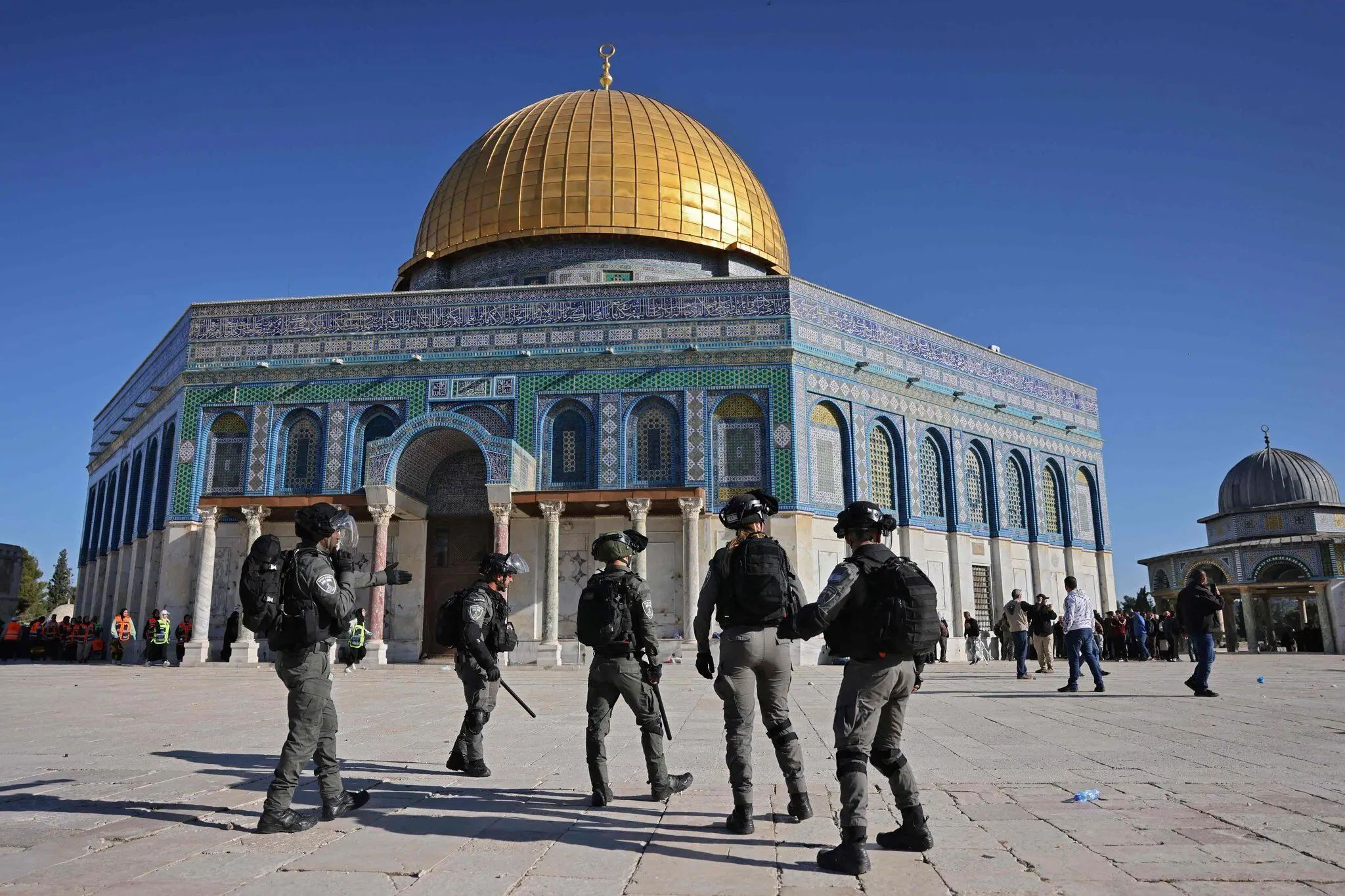 Pasukan keamanan Zionis Israel berjaga di dalam kompleks Masjid Al-Aqsa di Kota Al-Quds (Yerusalem), Palestina. (Foto: AP)