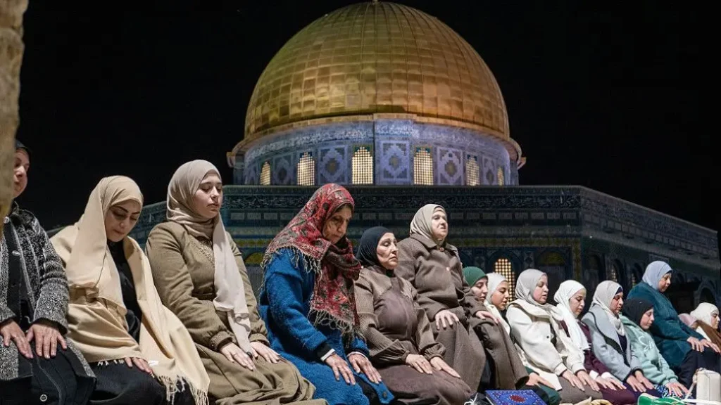 Jemaah kesulitan beribadah di Masjid Al-Aqsa, usai Militer Israel menutup seluruh area masjid dan mencegah siapa pun masuk, termasuk staf dan penjaga masjid. (dok)