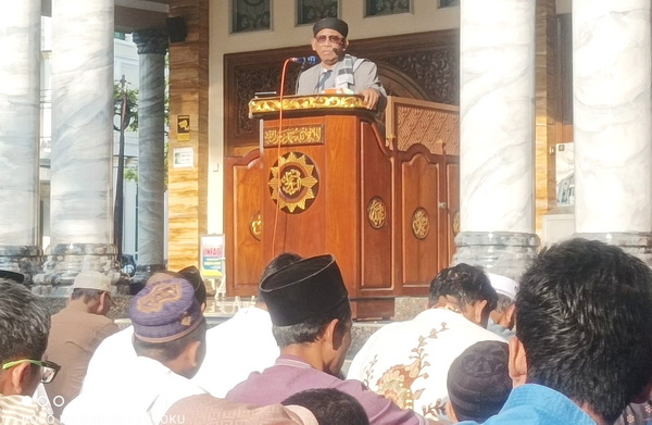 Khatib H Imam Sugiri saat khotbah Idulfitri di lapangan masjid Al Badar. (nun)