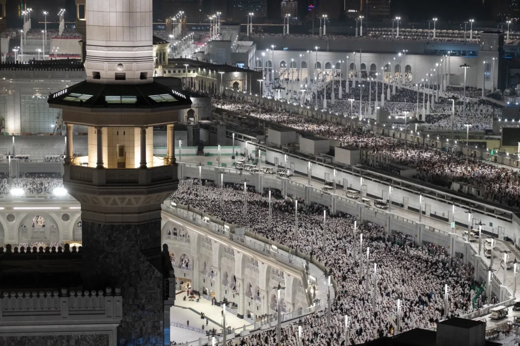 Puncak kepadatan jemaah di Masjidil Haram di Mekkah terjadi pada hari Ahad (15/3/2026) malam. (Foto: X/Haramain)