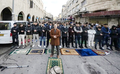 Ratusan jemaah muslim Palestinaa melaksanakan salat di jalan, karena Masjid Al-Aqsa masih ditutup oleh zionis Israel. (Foto: Anadolu)