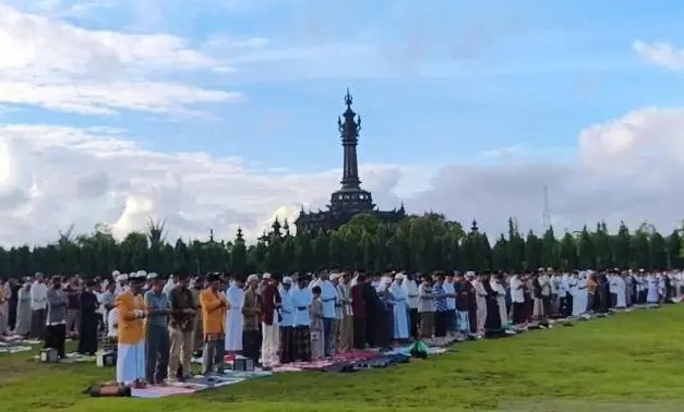 Ribuan warga Muhammadiyah Bali melakukan Salat Idulfitri 1447 Hijriah di Denpasar, Jumat (20/3/2026). (Foto: Antara)
