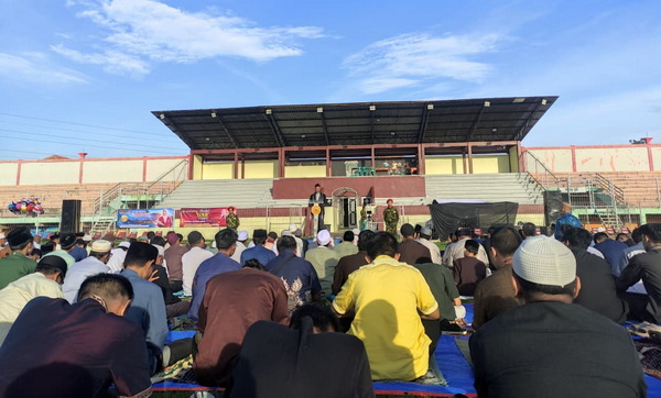 Umat Muslim padati Stadion R. Soedarsono, Pogar, Bangil, untuk menjalankan salat Idulfitri. (reza)
