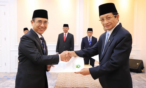 Menag saat menyerahkan SK Pengurus Baznas Masa Jabatan 2026-2031. (ist)