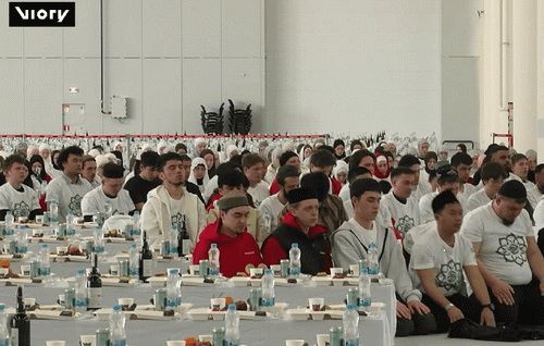 Salat maghrib berjamaah sebelum berbuka bersama. (ist)