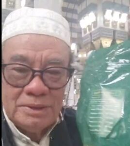 Kyai Ridwan Abu Bakar mendapatkan paket berbuka di Masjid Nabawi.