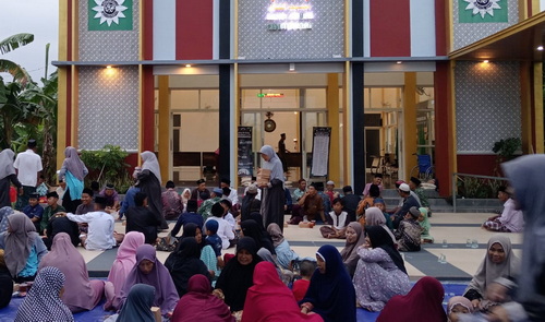 Jemaah perempuan yang mengikuti buka bersama sampai meluber di luar masjid. (rtl)