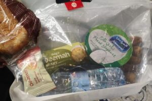 Isi paket berbuka mulai kurma, roti, yoghurt, cokelat, dan air minum.