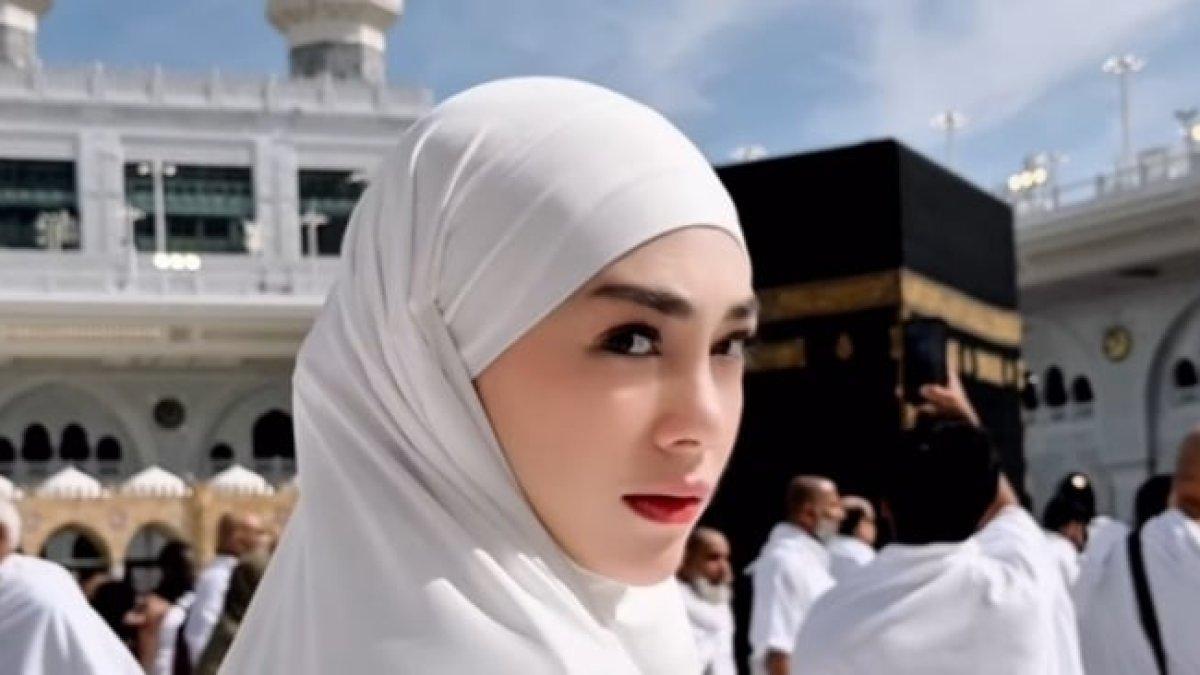 Celine Evangelista saat menunaikan ibadah umrah, Maret tahun 2025.(ig)