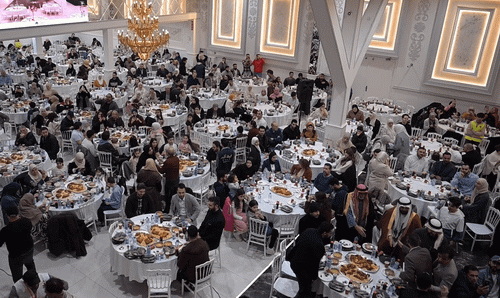 Para pengungsi Suriah dan warga Belanda mengikuti acara buka bersama. (ist)