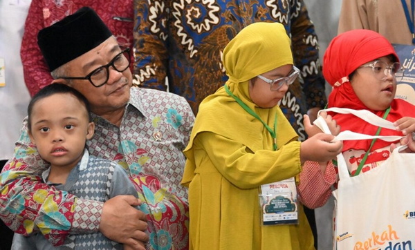 Mendikdasmen Abdul Mu'ti bersama anak-anak difabel. (ist)
